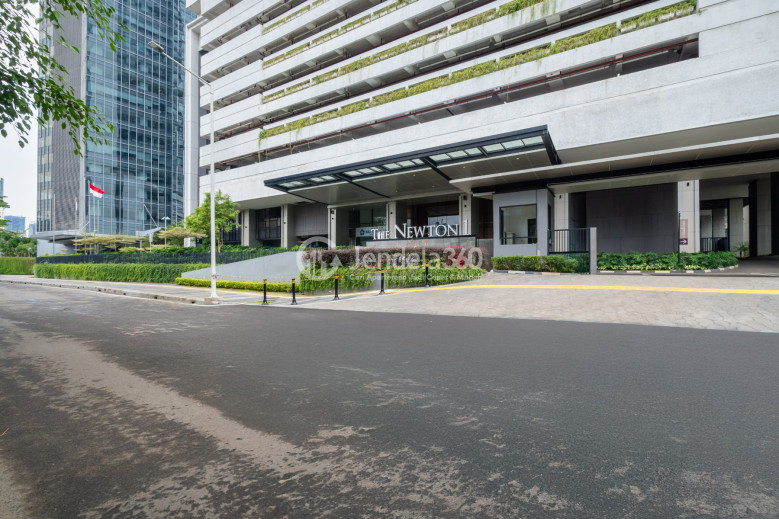 Frontyard - The Newton 1 Ciputra Apartment