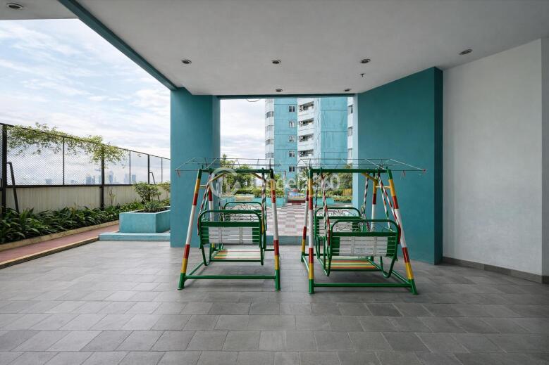 Outdoor Playground - Green Central City Apartment