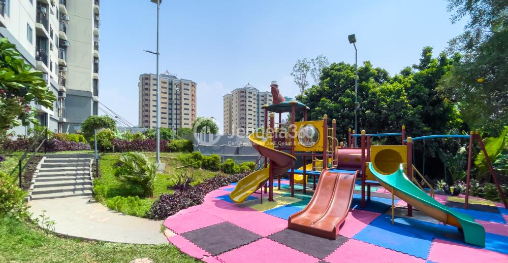 Outdoor Playground - Maple Park Apartment
