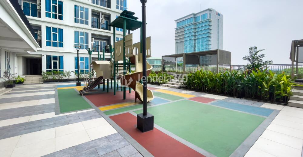 Outdoor Playground - Roseville SOHO & Suites