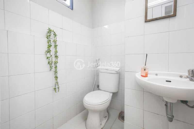 Bathroom High Floor Studio Apartment at Kebagusan City Apartment with City View and Affordable Price