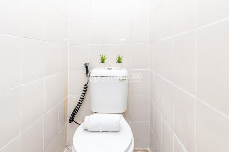 Bathroom Middle Floor 2BR Apartment with City View (Barat) View at Pancoran Riverside Apartment