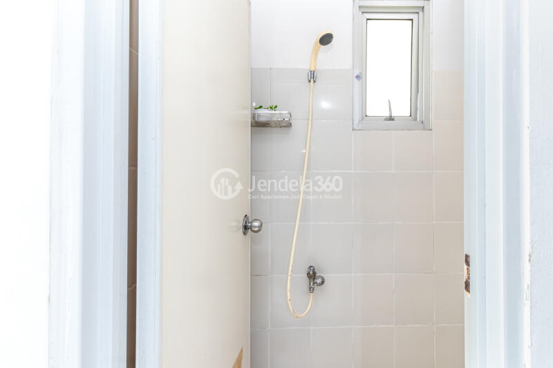 Bathroom Middle Floor 2BR Apartment with City View (Barat) View at Pancoran Riverside Apartment