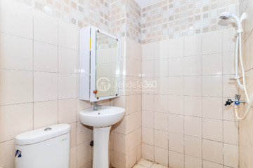 Bathroom 2BR Apartment with City View at Tifolia Apartment