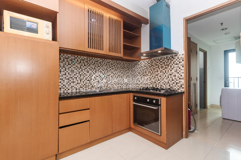 Kitchen 3BR Apartment with Golf Area View at Hamptons Park Apartment