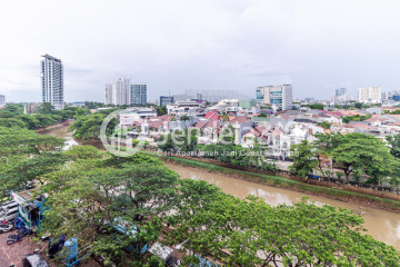 Balcony Low Floor Studio Apartment with Jalan parkir View at Puri Park View Apartment