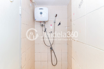 Bathroom Low Floor Studio Apartment with Jalan parkir View at Puri Park View Apartment