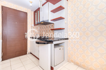 Kitchen Low Floor Studio Apartment with Jalan parkir View at Puri Park View Apartment