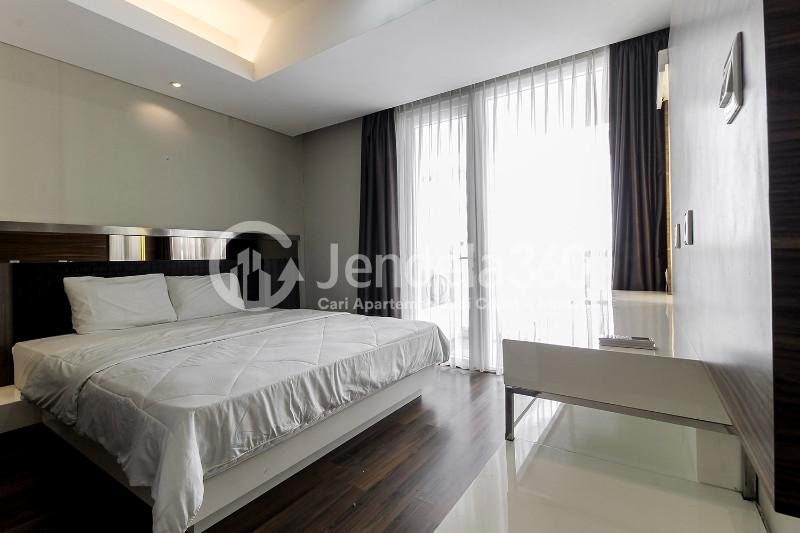 Bedroom Comfy 1BR Apartment at Royale SpringHill Residence with Swimming Pool View