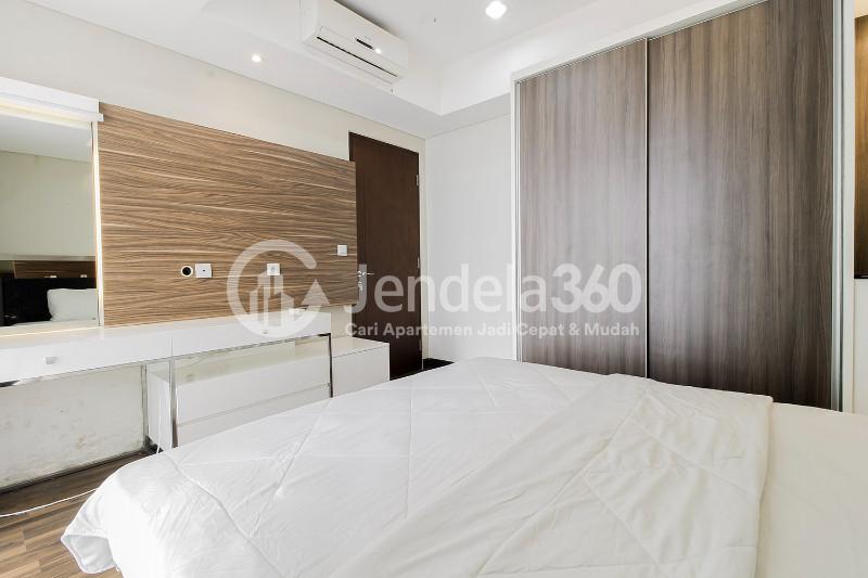 Bedroom Comfy 1BR Apartment at Royale SpringHill Residence with Swimming Pool View