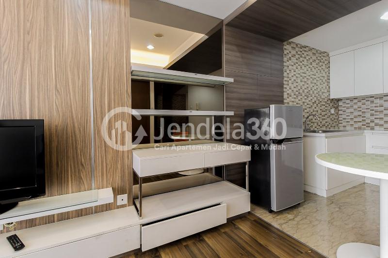Living Room Comfy 1BR Apartment at Royale SpringHill Residence with Swimming Pool View