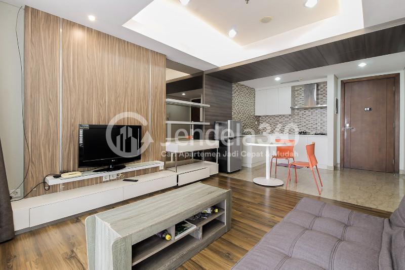Living Room Comfy 1BR Apartment at Royale SpringHill Residence with Swimming Pool View