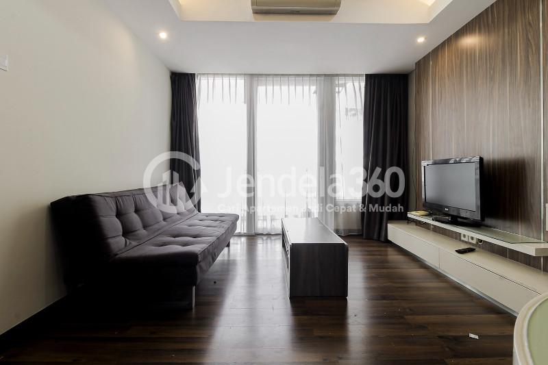 Living Room Comfy 1BR Apartment at Royale SpringHill Residence with Swimming Pool View
