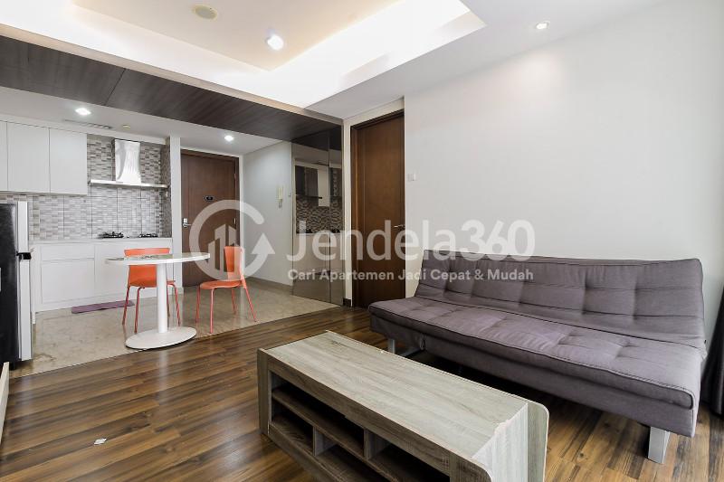 Living Room Comfy 1BR Apartment at Royale SpringHill Residence with Swimming Pool View