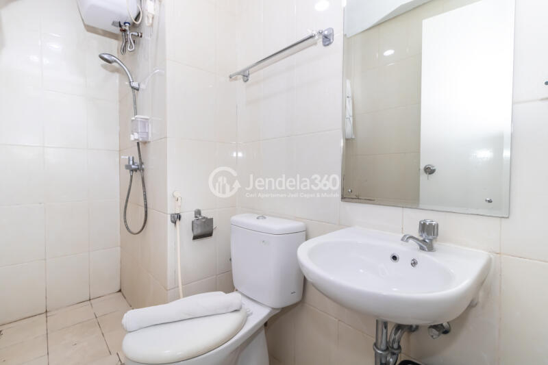 Bathroom 2BR Apartment at Metro Park Residence with Marvelous Swimming Pool