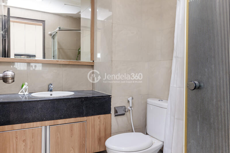 Bathroom Modern 2BR Apartment High Floor with City View at Pasar Baru Mansion Apartment