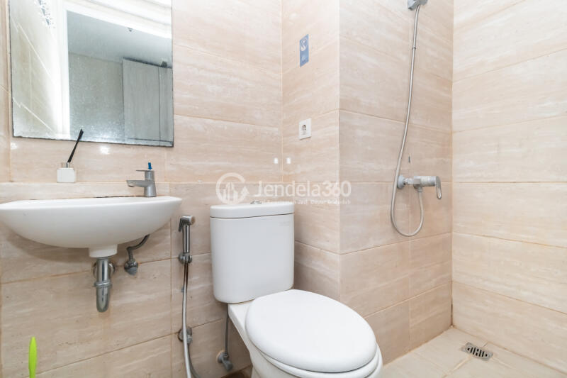 Bathroom Studio Springwood Residence Apartment at Low Floor