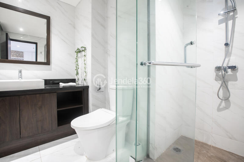 Bathroom 1BR Middle Floor Apartment Next to AEON Mall BSD at Branz BSD Apartment