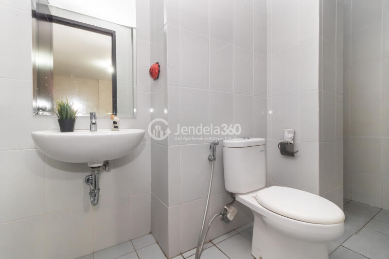 Bathroom Peaceful 2BR Apartment Low Floor with city View at Casa De Parco Apartment