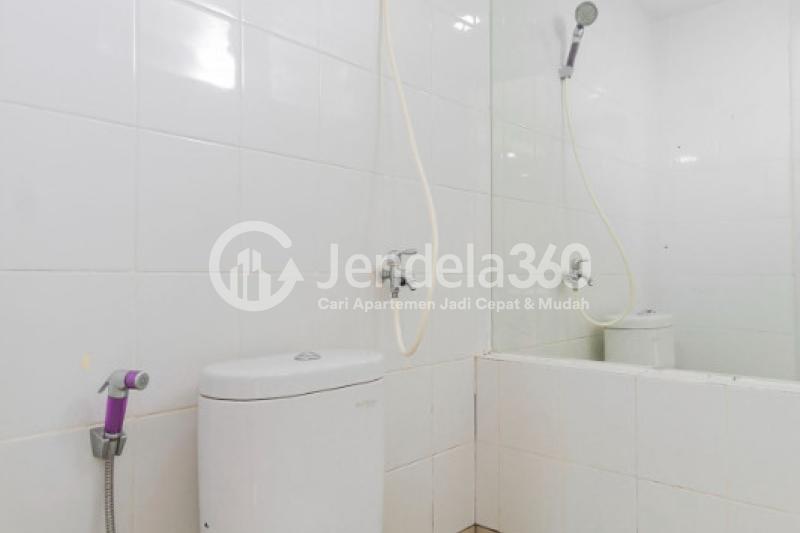 Bathroom 2BR Bassura City Apartment Next to Becakayu Toll Road and 10 Mins to Klender Station