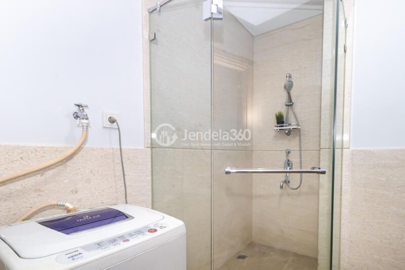 Bathroom 1BR Apartment with City View at Southgate Residence