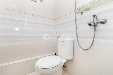 Bathroom 2BR Apartment with City View at Green Bay Pluit Apartment