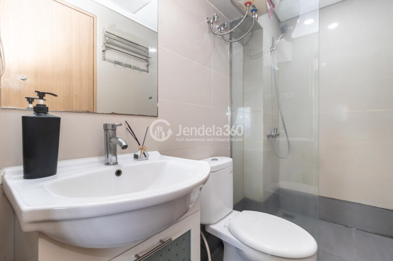 Bathroom Maqna Residence 2BR Fully Furnished