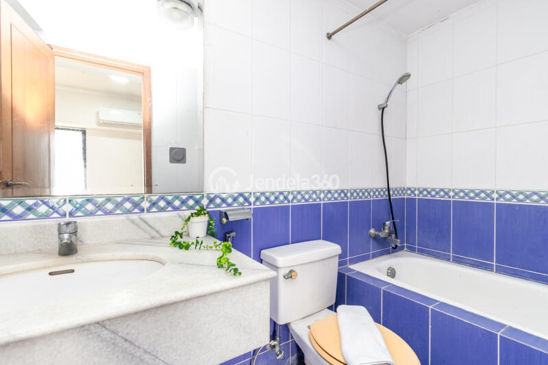 Bathroom Modern 3BR Apartment Middle Floor with City View at BonaVista Apartment