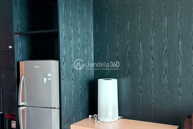 Kitchen Homey 1BR Apartment High Floor with City View at Central Park Apartment