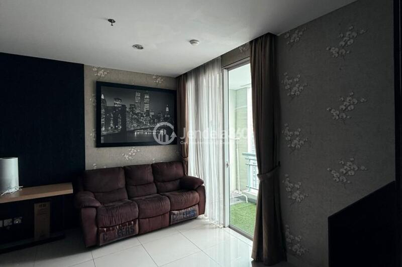 Living Room Homey 1BR Apartment High Floor with City View at Central Park Apartment