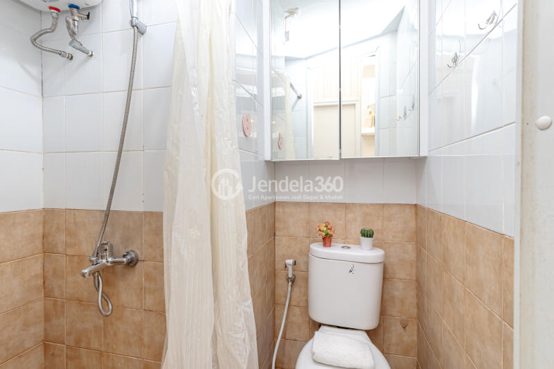 Bathroom 2BR Green Pramuka City Apartment at High Floor