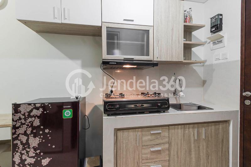 Kitchen Comfy Studio Apartment Near Binus University at Springwood Residence