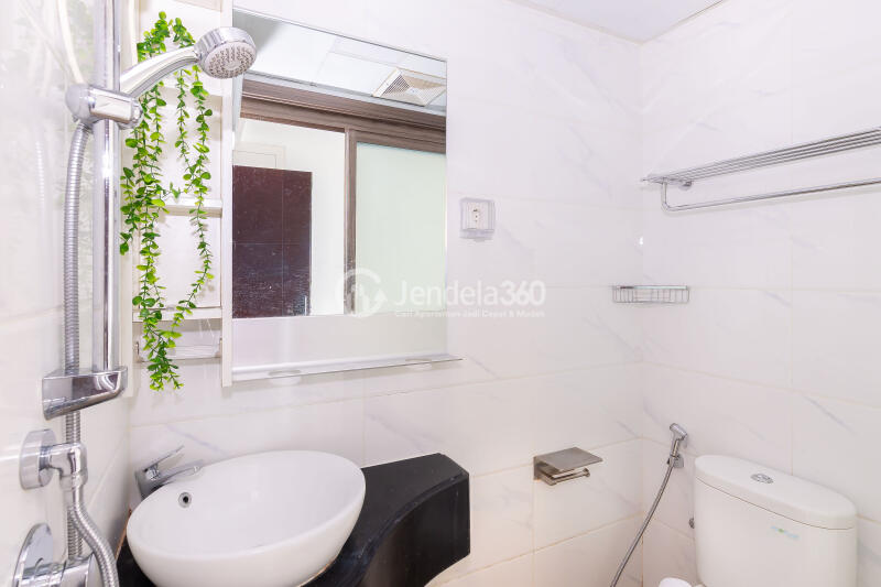 Bathroom Elegant Studio Apartment with City View at Sky House BSD Apartment