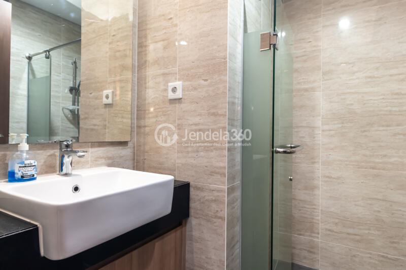 Bathroom Spacious Studio Apartment Near Universitas Pancasila at Southgate Residence