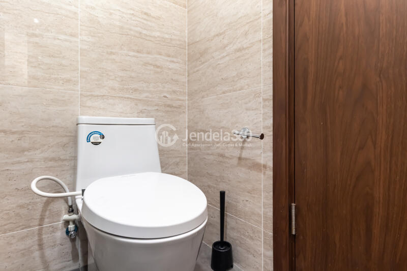 Bathroom Spacious Studio Apartment Near Universitas Pancasila at Southgate Residence