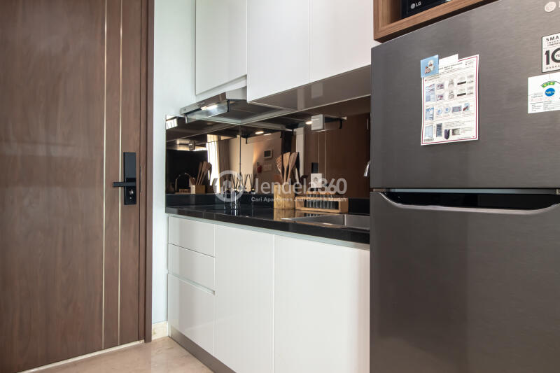 Kitchen Spacious Studio Apartment Near Universitas Pancasila at Southgate Residence