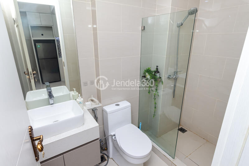 Bathroom 1BR Apartment with City View at Daan Mogot City Apartment