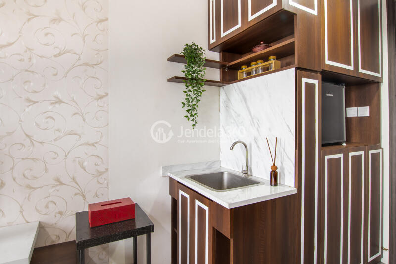 Kitchen Low Floor Studio Apartment with City View at Bintaro Icon Apartment