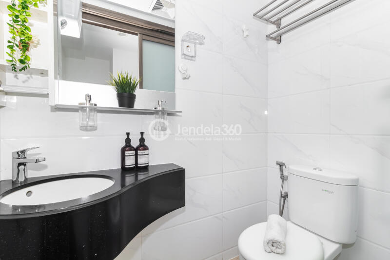Bathroom Studio Apartment with City View at Sky House BSD Apartment