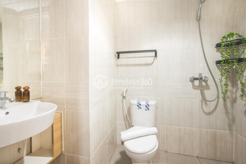 Bathroom An High Floor Studio Apartment with Exotic Pool with City View at Vasanta Innopark Apartment