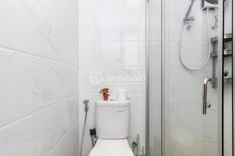 Bathroom 3BR Apartment with City View at Sky House BSD Apartment