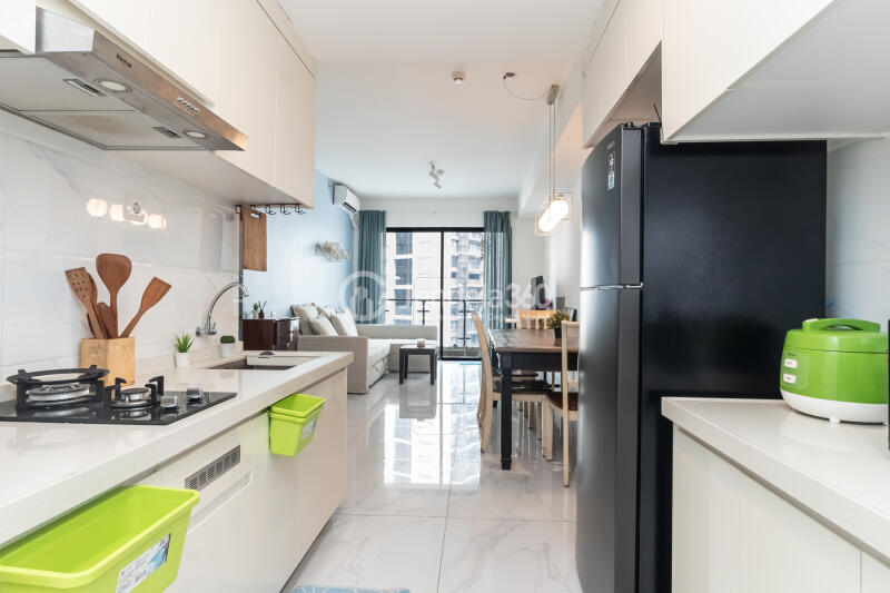 Kitchen 3BR Apartment with City View at Sky House BSD Apartment