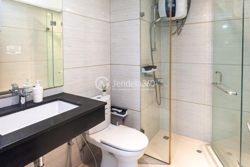 Bathroom Comfortable 1BR Apartment Low Floor with City View at Brooklyn Alam Sutera Apartment