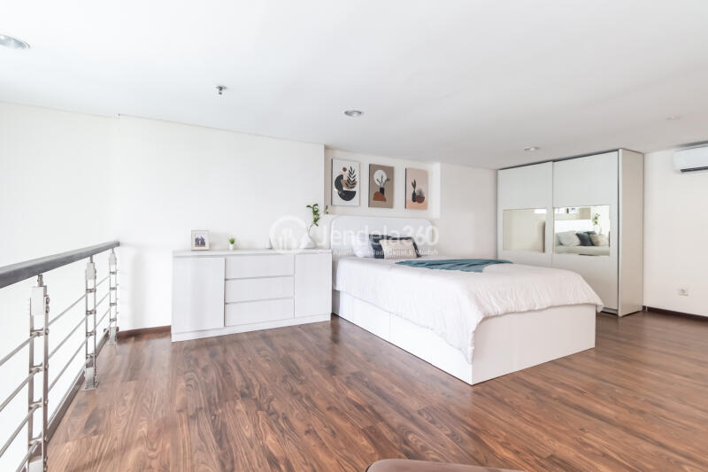 Bedroom Comfortable 1BR Apartment Low Floor with City View at Brooklyn Alam Sutera Apartment