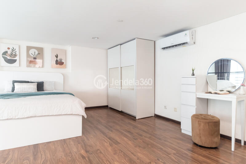 Bedroom Comfortable 1BR Apartment Low Floor with City View at Brooklyn Alam Sutera Apartment