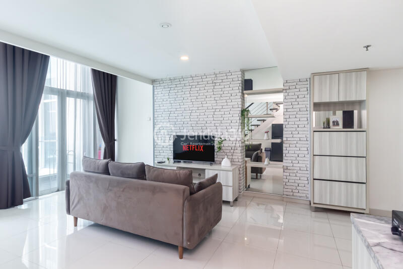 Living Room Comfortable 1BR Apartment Low Floor with City View at Brooklyn Alam Sutera Apartment