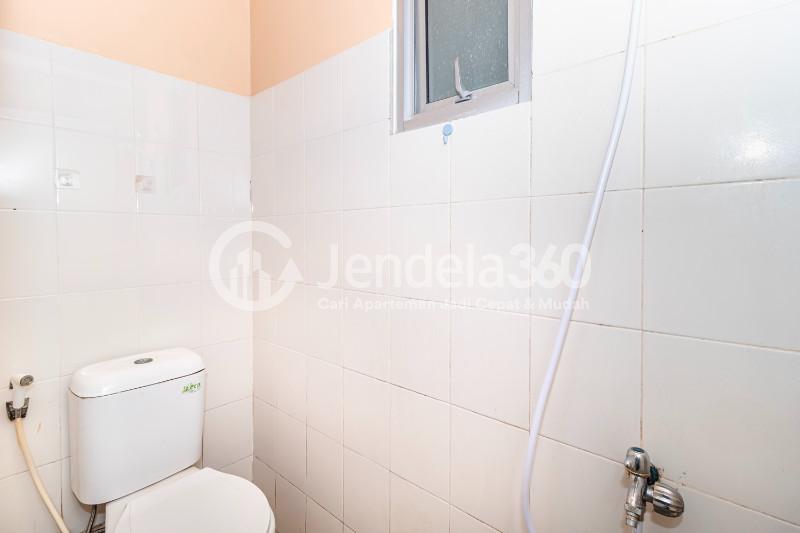 Bathroom Middle Floor 2BR Apartment with City View at Pancoran Riverside Apartment