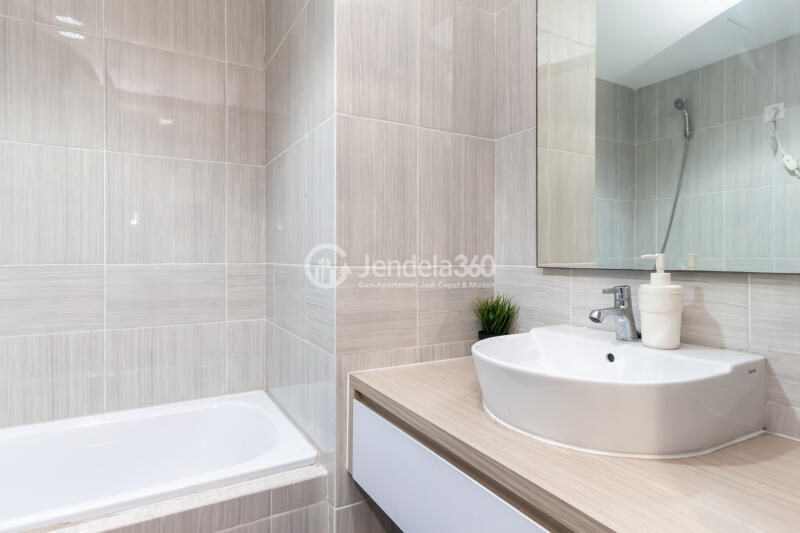 Bathroom Middle Floor 1BR Apartment with City View at Vasanta Innopark Apartment