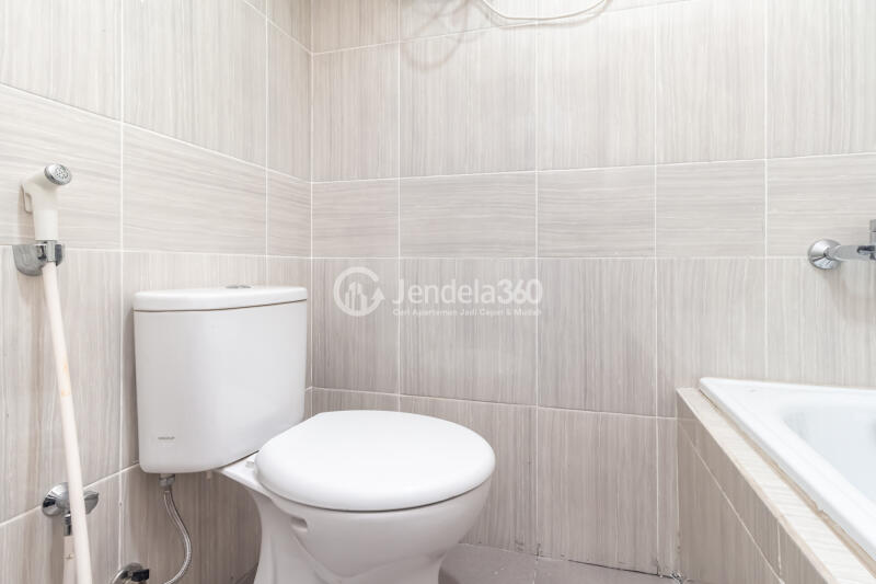 Bathroom Middle Floor 1BR Apartment with City View at Vasanta Innopark Apartment