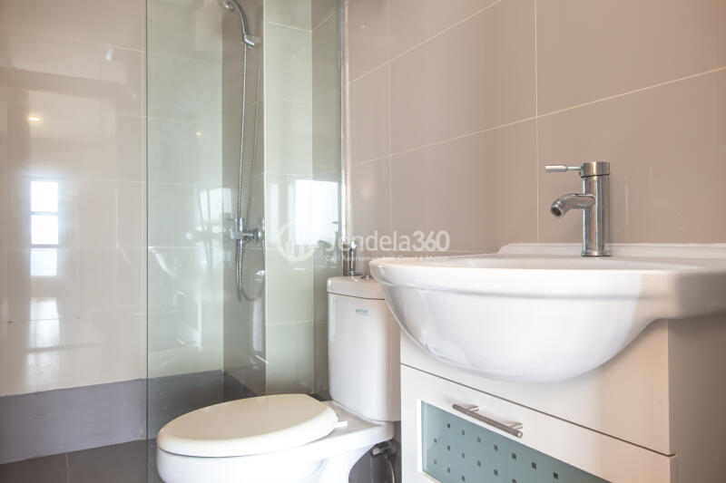 Bathroom Restful 2BR Apartment Middle Floor with City View at Maqna Residence